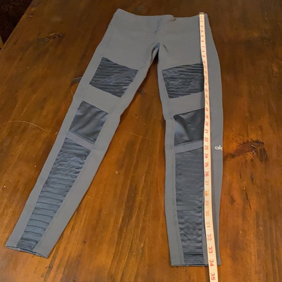 ALO YOGA GRAY MOTO LEGGING💖 - Picture 5 of 15